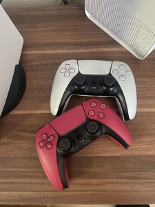 PlayStation 5 + 2 pulti (1 foto / 2)