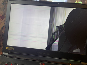 Acer Predator 17. Display transpordi käigus viga saanud (1 foto / 4)