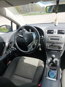 Toyota Avensis (2 foto / 9)