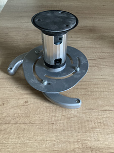 Projektori laekinnitus (2 foto / 2)