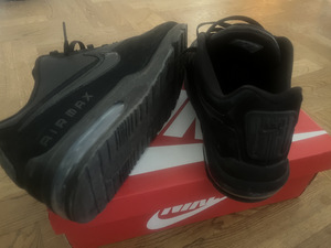 Кроссовки NIKE (3 фото из 4)