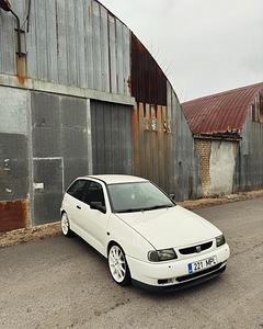 SEAT IBIZA 1.6i (4 foto / 10)