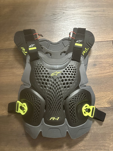 Kehakaitse Alpinestars A1 Plus Must - M/L (1 foto / 3)