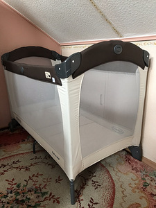 Фирменная манеж-кровать Graco (2 фото из 5)