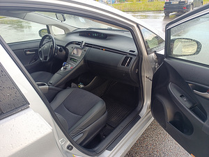 Toyota Prius (8 фото из 12)