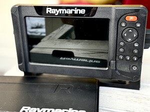 Плоттер эхолот Raymarine Element 7S + датчик CPT-S + карта (1 фото из 10)