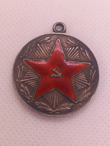 Medal: 20 aasta laitmatu teenistuse eest kaitseväes (1 foto / 3)