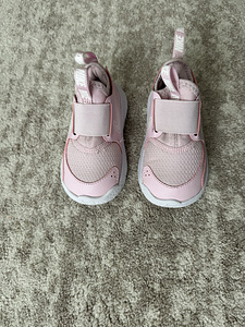 Nike tossud tüdrukule (1 foto / 4)