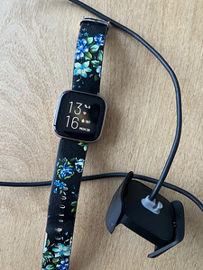 Умные часы Fitbit versa (1 фото из 3)