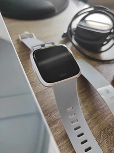 Умные часы Fitbit Versa в идеальном состоянии. (2 фото из 5)