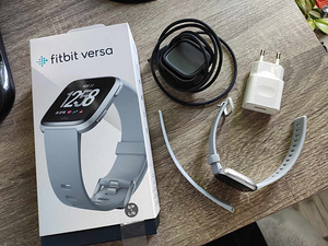 Умные часы Fitbit Versa в идеальном состоянии. (3 фото из 5)