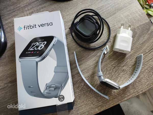 Умные часы Fitbit Versa в идеальном состоянии. (фото #3)