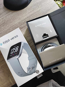 Умные часы Fitbit Versa в идеальном состоянии. (4 фото из 5)