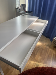 Стол IKEA MICKE (3 фото из 5)