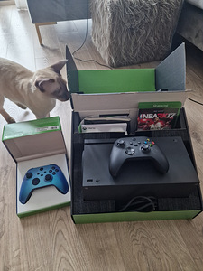Xbox Series X 1tb + 2 puldit + GamePass (1 foto / 3)
