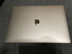 MacBook Pro 15″ (2018) 2.6GHZ i7 / 16GB / 512GB (1 foto / 5)