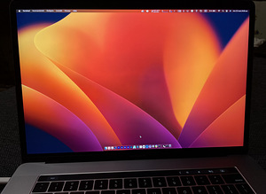 MacBook Pro 15″ (2018) 2.6GHZ i7 / 16GB / 512GB (3 foto / 5)