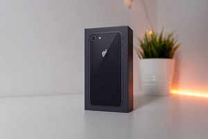 Apple iPhone 8 64 GB / Space Gray (3 foto / 8)