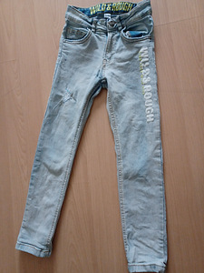 Продам джинсы на рост 122-125 см.