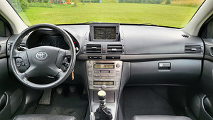 Toyota Avensis Executive (8 foto / 12)