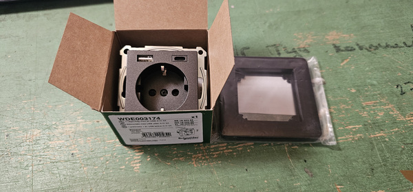 Schneider electric 220v + A+C pistikupesa + antratsiit raam