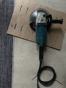 Электрическая угловая шлифовальная машина Makita GA9020, 230 мм, 2200 Вт (2 фото из 3)