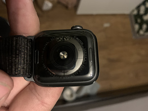Apple Watch 4 40 мм (2 фото из 4)