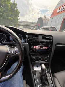 2017 Volkswagen Golf 2.0 TDI 110 кВт R-Line (10 фото из 15)
