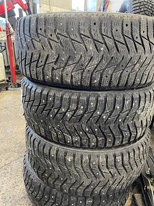 Sailun 215/55 R17 naastrehvid (1 foto / 2)