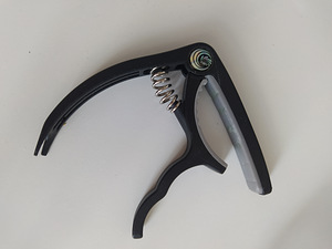 Гитарный каподастр + 5 медиаторов в подарок (1 фото из 2)