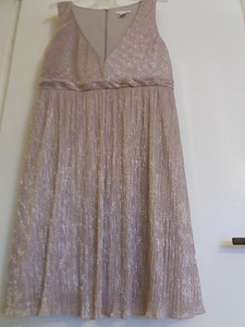 Праздничное блестящее платье нюдового цвета. Размер М.