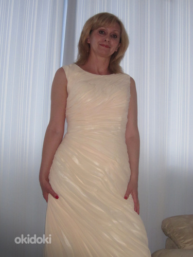 Новое, красивое, длинное платье молочного цвета, размер М . (фото #5)