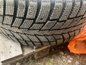 Шипованные шины Nokian 225/45 R17 на литых дисках (SAAB) + з (2 фото из 10)