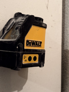 DeWALT DW088CG (1 foto / 3)