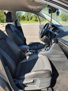 Продается Volkswagen Golf (10 фото из 10)