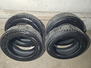 Продам комплект зимней шипованной резины Goodyear Ultra Grip (1 фото из 5)