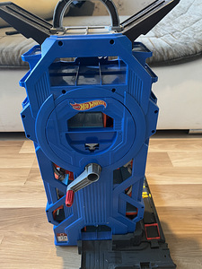 Гараж Hot wheels (3 фото из 3)