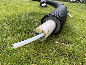 Изолированная труба и резиновые наконечники Uponor Ecoflex Quattro