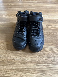 Кроссовки Nike (1 фото из 3)