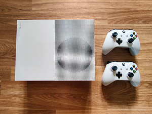 Продать Xbox One S 1 ТБ + аксессуар и две игры (1 фото из 2)