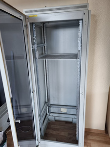 Серверный шкаф (rack) (2 фото из 4)