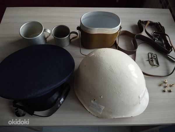 Sõjaaegne kiiver, müts ja muud väikesed esemed (foto #1)