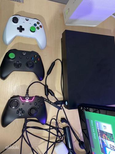 Xbox one x с 9 играми и с 3 геймпадами (фото #1)