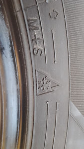 Шины 175/60/R16 Yokohama ice GUARD ig60 7.7mm 2022 (8 фото из 10)