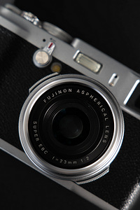 Fujifilm X100 12.3 MP APS-C CMOS EXR 23mm f2.0 (3 foto / 4)