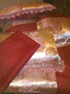 Подарочный спальный комплект декорированный шелком, кружевом