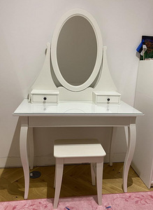 Неиспользованный зеркальный туалетный столик Ikea с табуреткой (1 фото из 1)