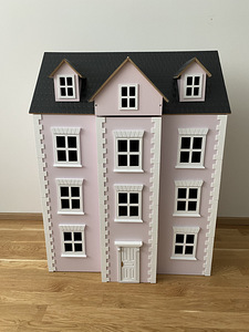 Деревянный розовый кукольный домик