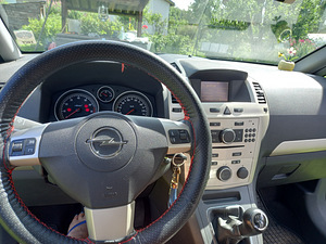 Opel Zafira (7 foto / 9)