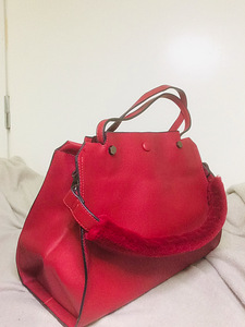 Красная кожаная сумка.